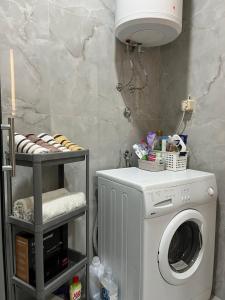 een wasruimte met een wasmachine en een lamp bij Apartman Tabaković in Bileća
