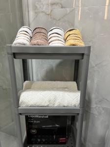 een plank in een koelkast vol met handdoeken bij Apartman Tabaković in Bileća +20 foto's