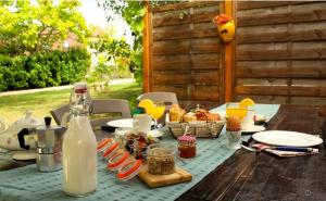 une table avec de la nourriture et une bouteille de lait dessus dans l'établissement Jonadam, à Saint-Julien-de-Lampon 2 autres photos