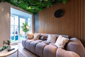 Et opholdsområde på Open Mind Property - 4 BR, Hot Tub & Free Parking