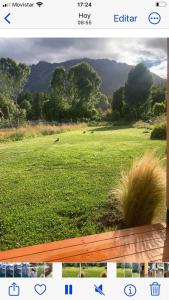 een foto van een grasveld met een bankje bij cabaña La Ufu 2 in Las Golondrinas +6 foto's