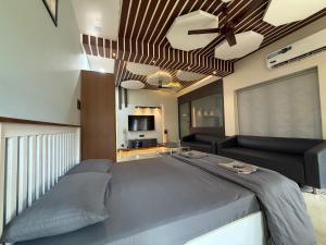 een slaapkamer met een groot bed met een plafondventilator bij MUSHROOMS in Vasco Da Gama +25 foto's