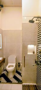 een badkamer met een toilet en een douchecabine bij Hotel vk palace completly family stay #neartaj#luxurystay in Agra +27 foto's