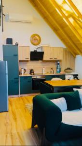 un soggiorno con cucina e tavolo di Villa Dielli Gadish a Gnjilane