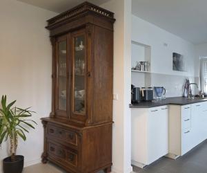 een houten kast in een keuken met een aanrecht bij Atraktives Appartment in Neurenberg +27 foto's