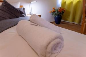 a white towel sitting on top of a bed at Schloss Höfingen in Leonberg