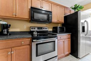 Nhà bếp/bếp nhỏ tại Private Room • Sleeps 2 • Patio