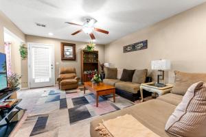 Khu vực ghế ngồi tại Private Room • Sleeps 2 • Patio