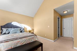 Giường trong phòng chung tại Private Room • Sleeps 2 • Patio