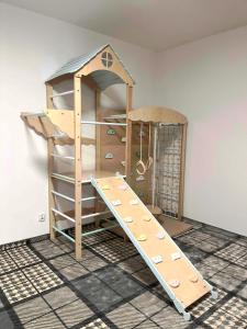 - un lit superposé avec un toboggan dans un dortoir dans l'établissement Tatra Widok, à Bukowina Tatrzańska