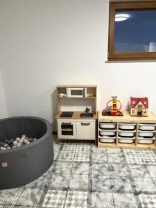 - un salon avec un canapé et un four micro-ondes dans l'établissement Tatra Widok, à Bukowina Tatrzańska