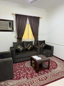 a living room with a couch and a coffee table at شقة مفروشة بحي النسيم in Mecca