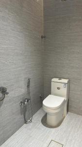 een badkamer met een toilet en een douche bij شقه بصالة وغرفتين نوم in Hafr Al Baten