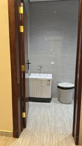 een badkamer met een bad en een toilet bij شقه بصالة وغرفتين نوم in Hafr Al Baten
