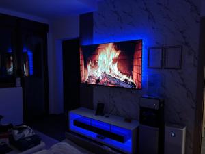 un soggiorno con tv e camino di Apartman Una a Plužine