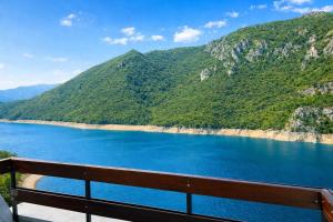 una vista di un lago con le montagne sullo sfondo di Apartman Una a Plužine
