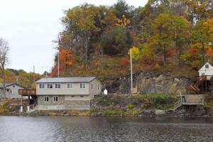 een huis aan de oever van een waterlichaam bij Modern Lakeview Escape in Hammond