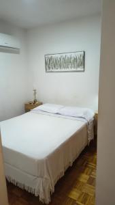 een slaapkamer met twee bedden en een schilderij aan de muur bij La Victoria in Rosario