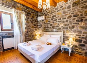 Postel nebo postele na pokoji v ubytování Vilana, nature-inspired retreat! + 42 fotografií