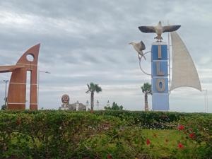 een beeld van een vogel die bovenop een bord zit bij Departamento in Ilo +2 foto's