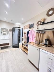 bagno con lavandino e doccia in camera di LOVE ROOM Tente chauffée Lodge spa MFG chez C&C, exclusivement réservée aux ADULTES a Cantaron Altre 17 foto