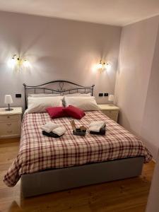 ein Schlafzimmer mit einem großen Bett mit roten Kissen in der Unterkunft Bernina House in Chiesa in Valmalenco