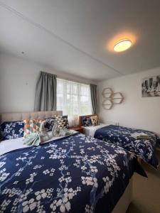 Giường trong phòng chung tại Cosy Corner