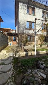 een lege werf met een gebouw op de achtergrond bij Къща за гости Казакови in Kotel