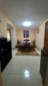 een keuken met een tafel en stoelen in een kamer bij Къща за гости Казакови in Kotel