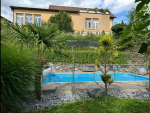 Bazén v ubytování Ruheoase Widen Garten & Pool Zug 30m nebo v jeho okolí