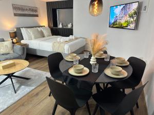 Postel nebo postele na pokoji v ubytování Ruheoase Widen Garten & Pool Zug 30m + 48 fotografií