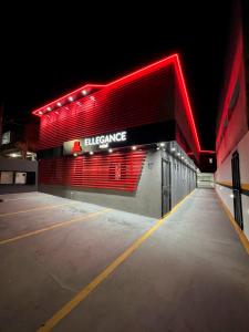 un edificio con un cartello rosso sul lato di Hotel Ellegance a Salvador Altre 12 foto
