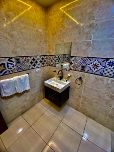 ein Badezimmer mit Waschbecken und Dusche in der Unterkunft Pyramidsfort & free pickup shuttle in Giza + 4 Fotos