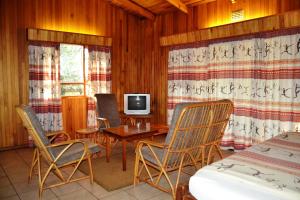 TV a/nebo společenská místnost v ubytování Log Cabin & Settlers Village