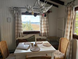 une salle à manger avec une table et une fenêtre dans l'établissement Ferienhaus Bärenloch, à Hilders