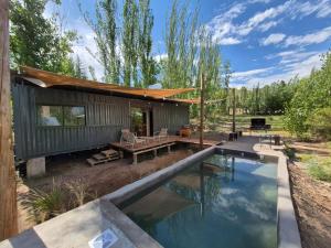 ein Haus mit Swimmingpool und Terrasse in der Unterkunft Container House in Cacheuta