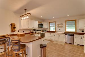 Køkken eller tekøkken på 2 Mi to Elk Mountain Poconos Escape on 11 Acres!