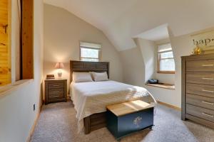 En eller flere senge i et værelse på 2 Mi to Elk Mountain Poconos Escape on 11 Acres!