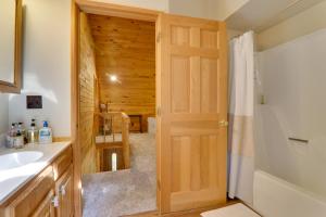 Et badeværelse på 2 Mi to Elk Mountain Poconos Escape on 11 Acres! + 33 billeder