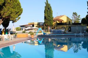 The swimming pool at or close to Camping Village Mar y Sierra