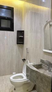 een badkamer met toilet en wastafel bij Supreme suites in Al Kharj