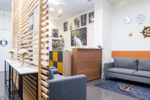 a waiting room with a couch and a table at Innmare Fortuna Hotel Dos Estrellas in Marín