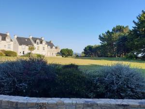 una fila di case in un campo erboso di Vue sur mer 300m de la plage ad Arzon