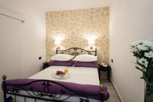 ein Schlafzimmer mit einem Bett und einem Tisch mit einem Teller Essen in der Unterkunft Modern Apartment in Trogir - 70 m² - Parking Included in Trogir