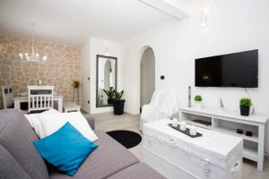 ein Wohnzimmer mit Sofa und Fernseher in der Unterkunft Modern Apartment in Trogir - 70 m² - Parking Included in Trogir