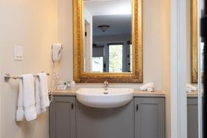 un bagno con lavandino e specchio di Sherwood Inn a Port Carling Altre 78 foto