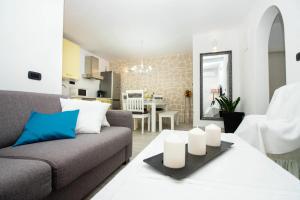 ein Wohnzimmer mit Sofa und Tisch in der Unterkunft Modern Apartment in Trogir - 70 m² - Parking Included in Trogir