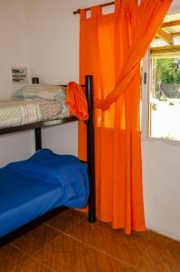 een slaapkamer met twee stapelbedden en een oranje gordijn bij Quinta El Oasis in Junín +19 foto's