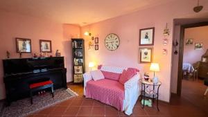 un soggiorno con un divano e un pianoforte di BARDONECCHIA SCI E RELAX a Bardonecchia