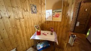 un tavolino in una stanza con una parete di legno di BARDONECCHIA SCI E RELAX a Bardonecchia Altre 31 foto